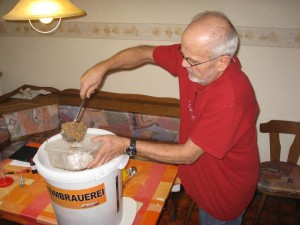 Einen Teil des Trebers heben wir zum Backen auf