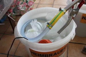 Eisblöcke im Kühleimer, die Pumpe läuft